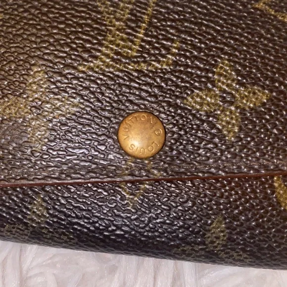 Louis Vuitton Monogram Key Holder - Picture 2 of 10
